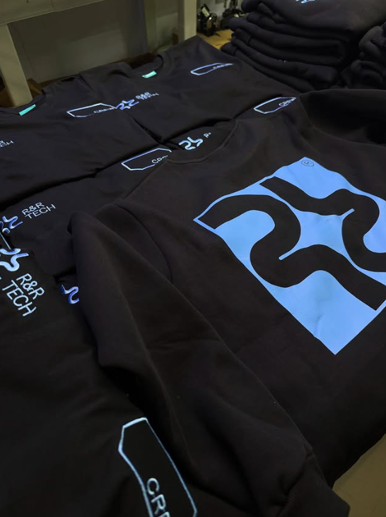 Stampim DTF me logo me ngjyra në bluza të zeza pune